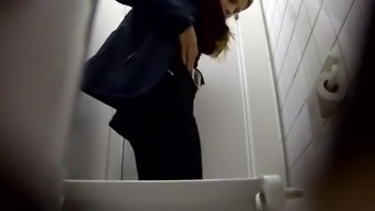 Хардкор секс в заброшенном туалете