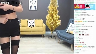 Cute Chinese Teen Dancing Nude On Webcam
