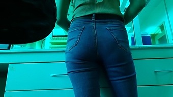 candid ass with sexy jean