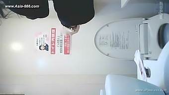 peeping asian office lady go to toilet.5