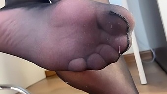 Amateur Solo Female in Black Pantyhose and Nylon: A Foot Fetish Experience