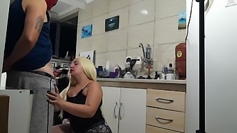 Amateur Safadha satisfies her sexual cravings on webcam