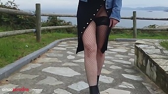 Amateur Outdoors: Upskirt in Public with Stockings