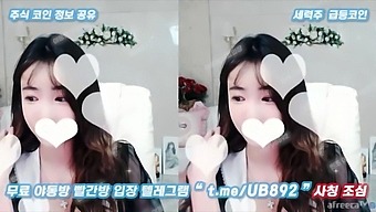 Asian Webcam Pissing and Deepthroat Blowjob