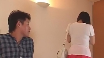 A Japanese MILF gets a blowjob from a stranger